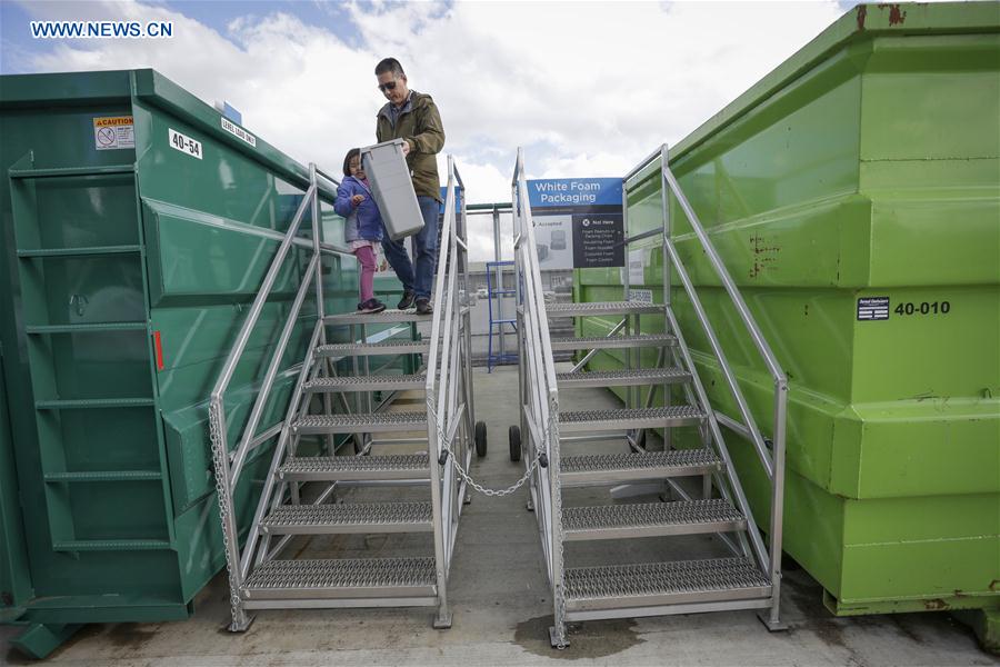 CANADA-VANCOUVER-GARBAGE COLLECTION-ZERO WASTE CENTER