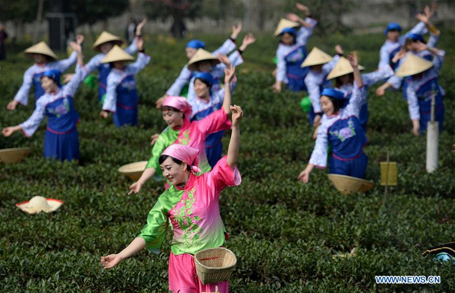 CHINA-SHAANXI-PINGLI-TEA GARDEN-FOLK DRAMA SHOW (CN) 