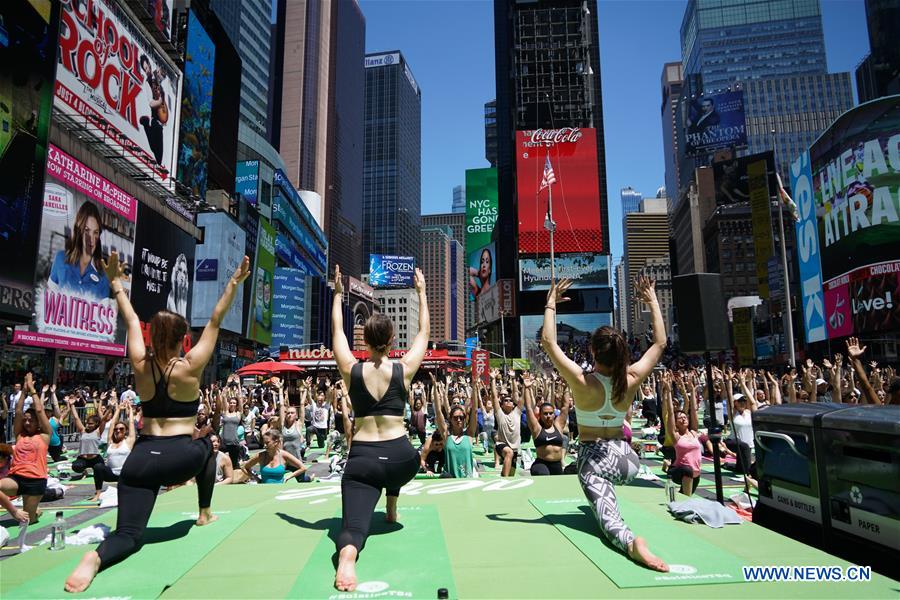 U.S.-NEW YORK-TIMES SQUARE-SOLSTICE-YOGA