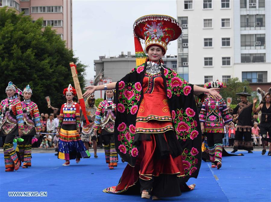 CHINA-YUNNAN-TRADITIONAL COSTUMES (CN)