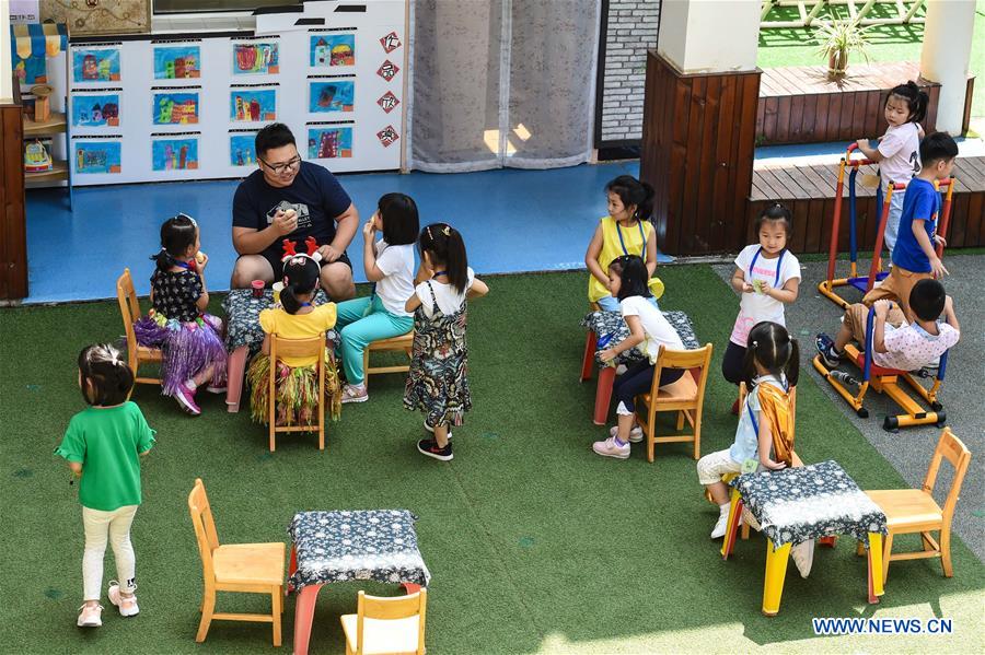 CHINA-JIANGSU-NANJING-KINDERGARTEN-MALE TEACHER (CN)