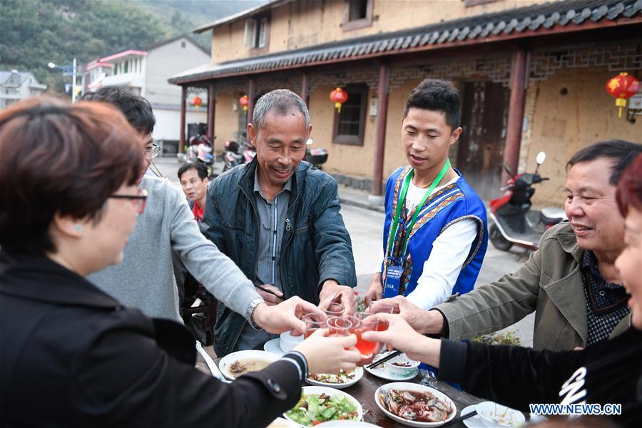 CHINA-ZHEJIANG-TONGLU-LONG-TABLE BANQUET (CN)