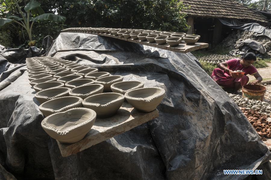 INDIA-KOLKATA-EARTHEN LAMP