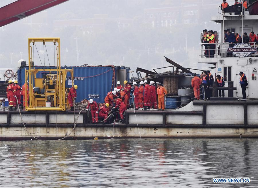 CHINA-CHONGQING-BUS CRASH-RESCUE (CN)