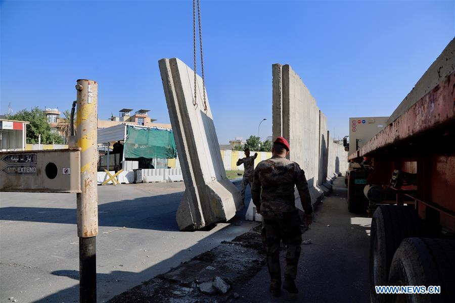 IRAQ-BAGHDAD-GREEN ZONE-CONCRETE WALLS-REMOVING