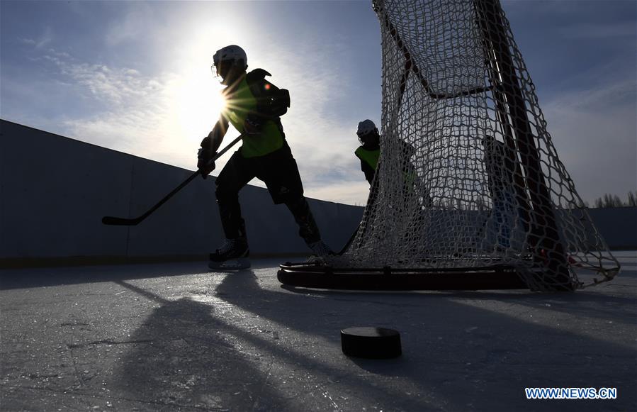 (SP)CHINA-XINJIANG-WENYUN-ICE HOCKEY-PRIMARY SCHOOL TEAM