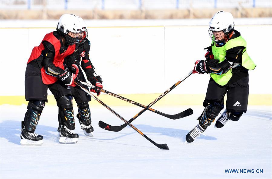 (SP)CHINA-XINJIANG-WENYUN-ICE HOCKEY-PRIMARY SCHOOL TEAM