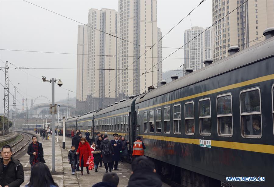 CHINA-SPRING FESTIVAL-TRAVEL RUSH-GREEN TRAIN (CN)