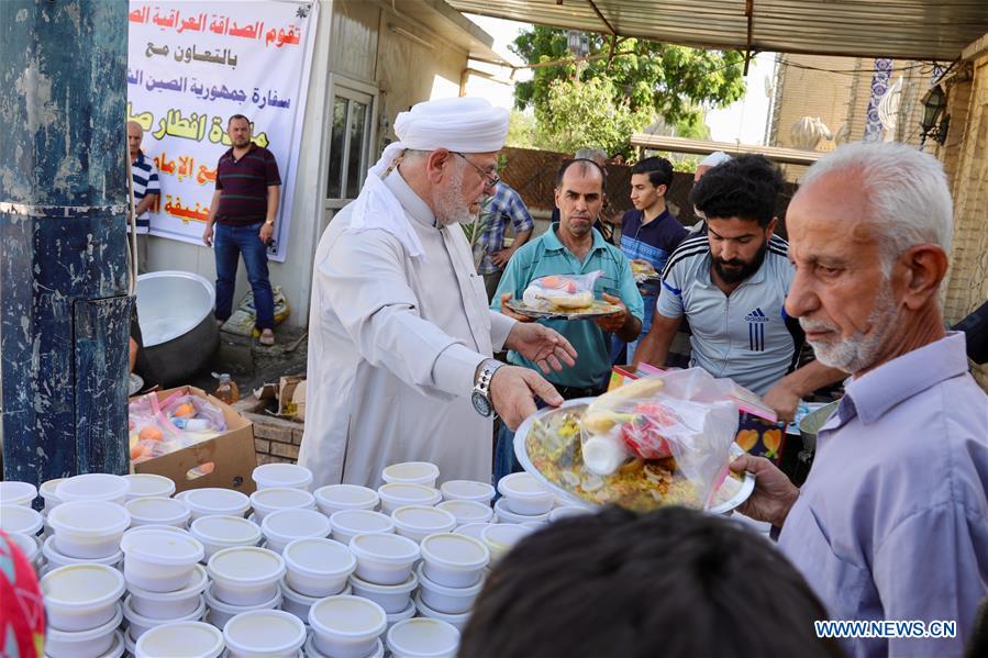 IRAQ-BAGHDAD-ABU HANIFA MOSQUE-RAMADAN-CHINESE EMBASSY-FOOD-DISTRIBUTION