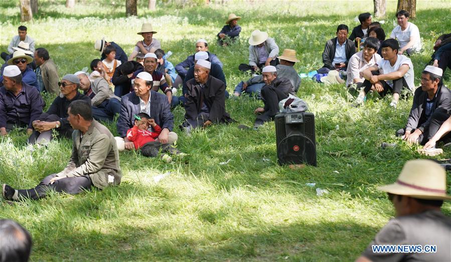 CHINA-GANSU-HEZHENG-FOLK SONG PERFORMANCE (CN)