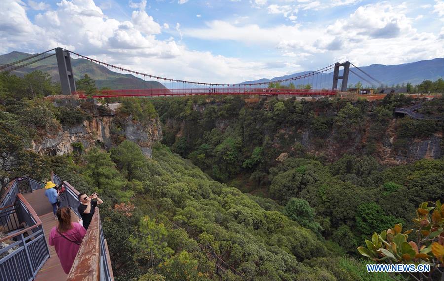 YUNNAN-LIJIANG-GLASS SKYWALK-TOURISM (CN)