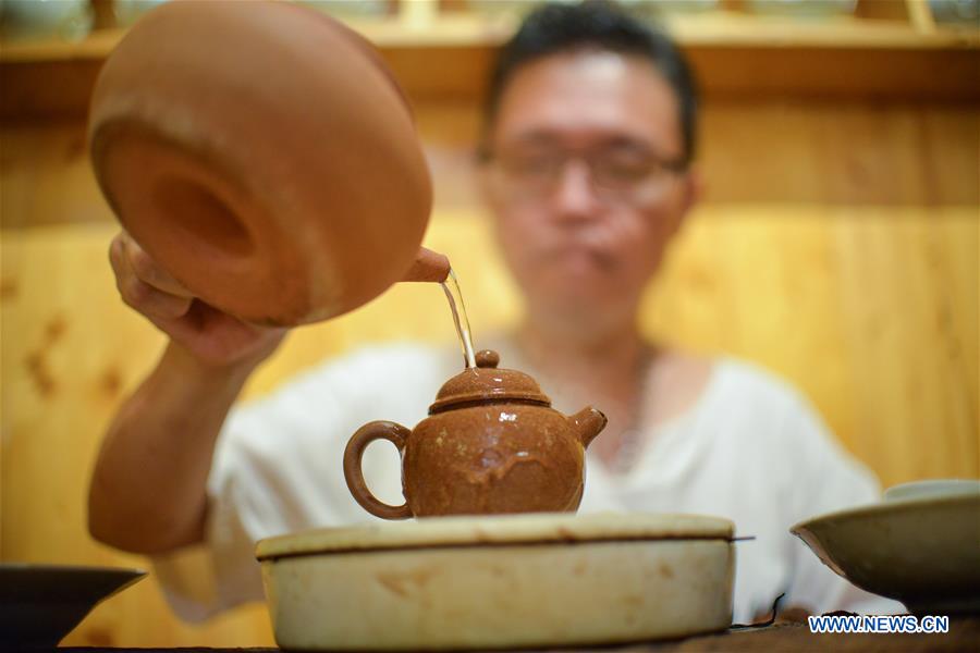 MALAYSIA-KUALA LUMPUR-TEA MASTER