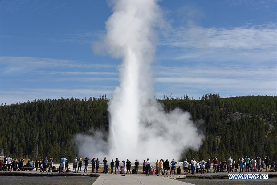 U.S.-YELLOWSTONE NATIONAL PARK-SCENERY