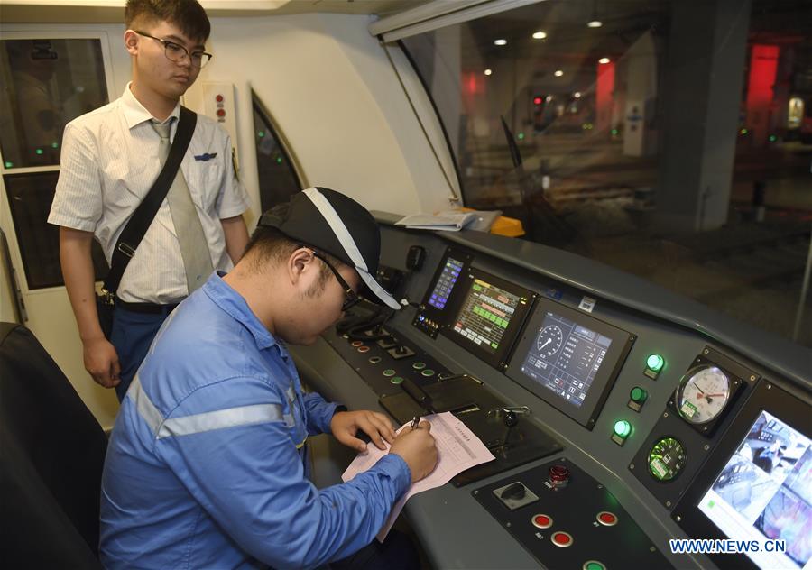 CHINA-CHENGDU-MID-AUTUMN-SUBWAY WORKERS (CN)