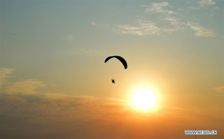 KUWAIT-AL AHMADI-PARAGLIDER-SUNSET