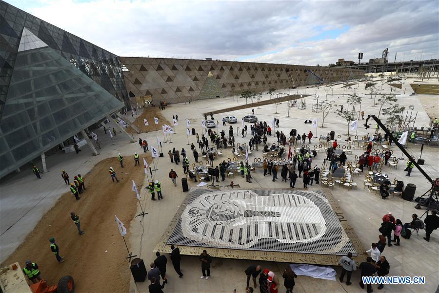 EGYPT-GIZA-NEW GUINNESS WORLD RECORD-KING TUT'S MASK-LARGEST COFFEE-CUP MOSAIC