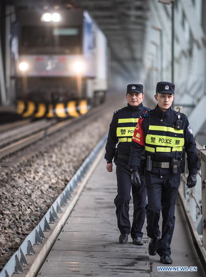 CHINA-HUBEI-SPRING FESTIVAL TRAVEL RUSH-WORKERS BEHIND THE SCENES (CN)