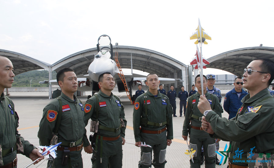 ↑海軍某艦載航空兵部隊部隊長戴明盟帶領飛行員進行地面模擬訓練。