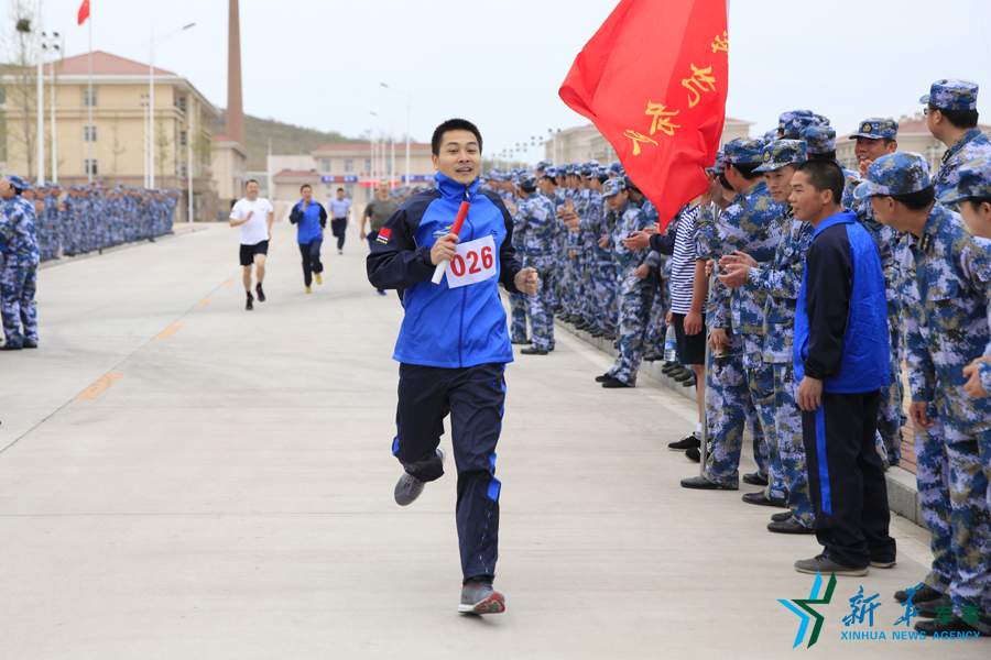 ↑資料圖片：深藍薪火杯長跑接力賽，張超跑最后一棒到達終點。