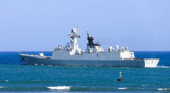 解放軍2萬(wàn)噸塢登艦離港 肯尼亞朋友翹首圍觀