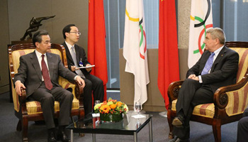 Chinese FM meets IOC president in Olympic Museum in Lausanne, Switzerland