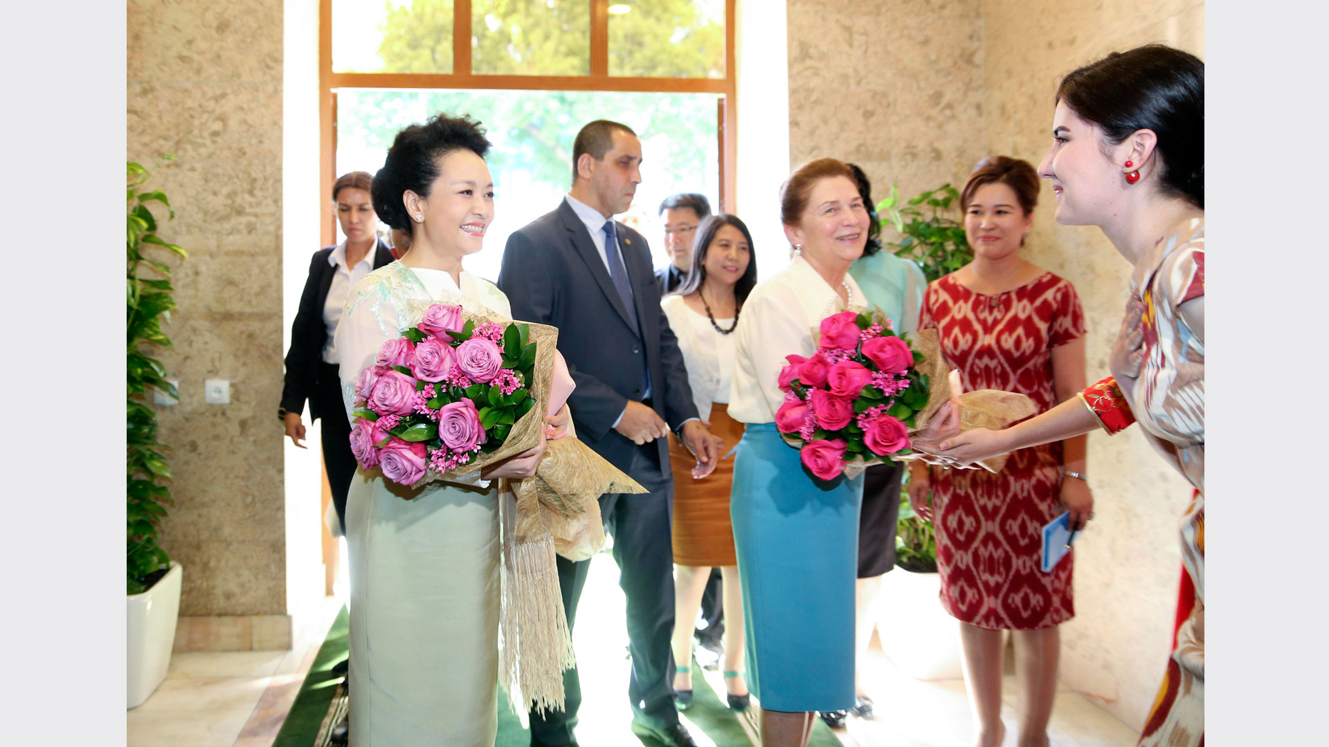 彭麗媛同烏茲別克斯坦總統(tǒng)夫人卡里莫娃共同參觀塔什干孔子學(xué)院