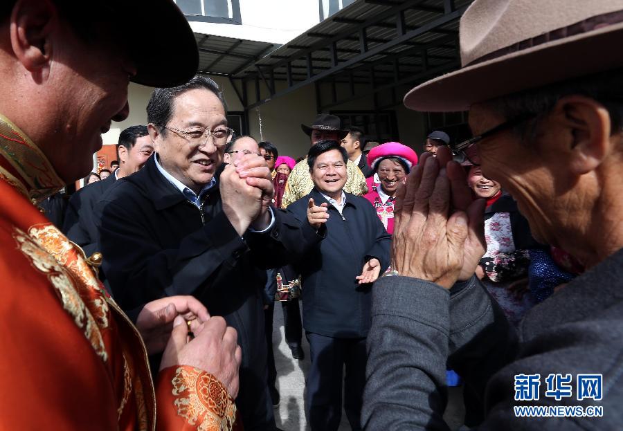 這是5月16日，俞正聲在香格里拉縣建塘鎮(zhèn)金龍社區(qū)與居民們親切交談。 新華社記者 劉衛(wèi)兵 攝