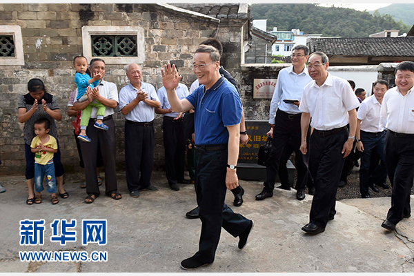 9月24日至26日，中共中央政治局常委、中央紀(jì)委書(shū)記王岐山在福建調(diào)研。這是9月24日，王岐山在連城縣紅四軍革命舊址參觀時(shí)，向附近的村民揮手致意。新華社記者張鐸攝