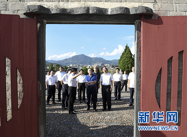 9月24日至26日，中共中央政治局常委、中央紀(jì)委書(shū)記王岐山在福建調(diào)研。這是9月24日，王岐山在上杭縣古田鎮(zhèn)參觀古田會(huì)議會(huì)址。新華社記者張鐸攝