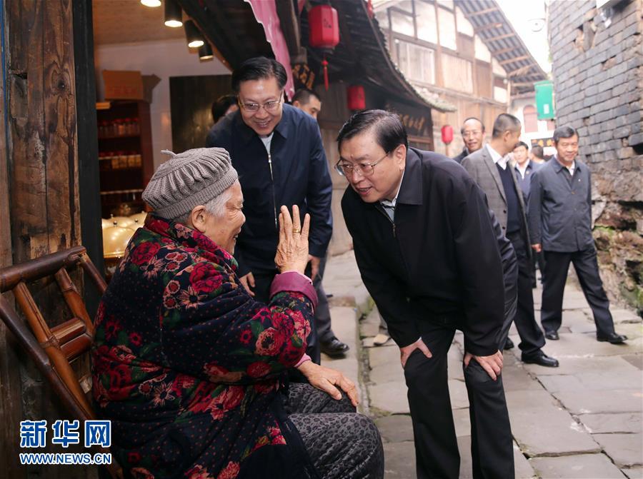 這是11月21日，張德江在宜賓李莊鎮(zhèn)同濟(jì)社區(qū)與居民親切交談。 新華社記者 劉衛(wèi)兵 攝 