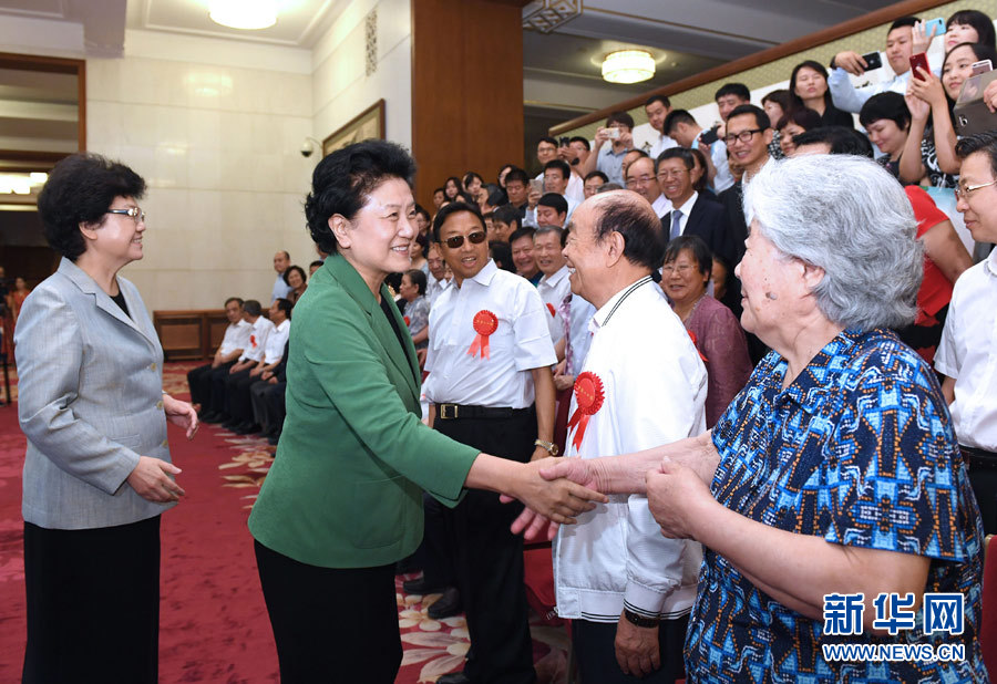 6月16日，中共中央政治局委員、國(guó)務(wù)院副總理劉延?xùn)|在北京看望出席中國(guó)人口福利基金會(huì)成立30周年座談會(huì)的歷屆“中華人口獎(jiǎng)”獲獎(jiǎng)?wù)叽?。新華社記者 饒愛(ài)民 攝