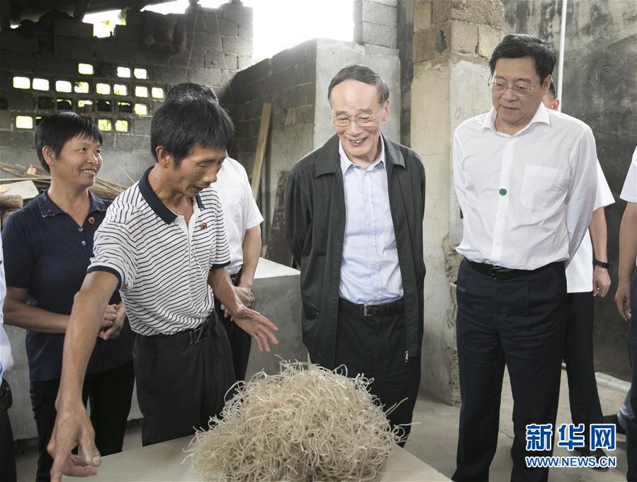 9月3日至5日，中共中央政治局常委、中央紀(jì)委書記、中央巡視工作領(lǐng)導(dǎo)小組組長(zhǎng)王岐山在湖南省調(diào)研并主持召開(kāi)巡察工作座談會(huì)。這是9月4日，王岐山在瀏陽(yáng)市官橋鎮(zhèn)石灰嘴村貧困戶家中了解脫貧情況。新華社記者 王曄 攝

