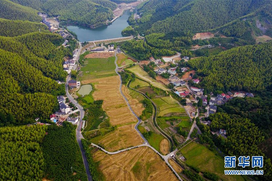 （圖文互動(dòng)·新華全媒頭條）（6）讓農(nóng)民致富奔小康的道路越走越寬廣——黨的十八大以來(lái)以習(xí)近平同志為核心的黨中央關(guān)心農(nóng)村公路發(fā)展紀(jì)實(shí)