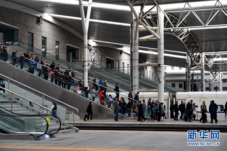 （經(jīng)濟(jì)）（3）4月10日起全國(guó)鐵路實(shí)行新列車運(yùn)行圖               