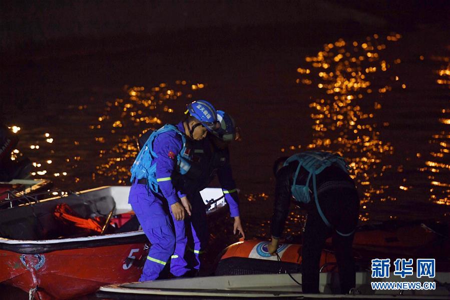 （重慶公交車墜江事故·圖文互動）（1）夜幕降臨，重慶萬州公交客車墜江事故救援工作仍在進行中