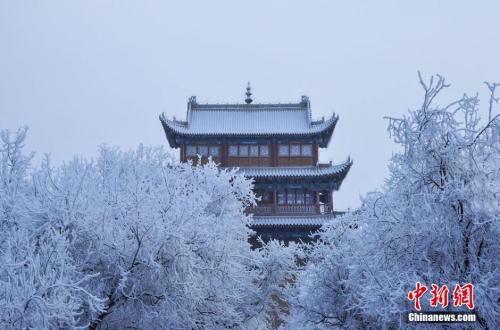 資料圖：小寒時節(jié)，甘肅嘉峪關(guān)市迎來了一場大雪。師永紅 攝