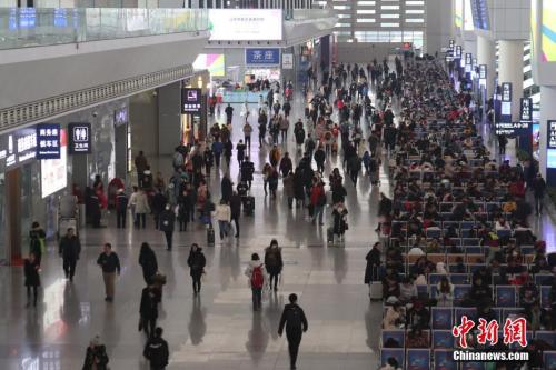 資料圖：2018年12月29日，成都東站候車大廳旅客如織，迎來(lái)2019年元旦小長(zhǎng)假出行高峰。張浪 攝