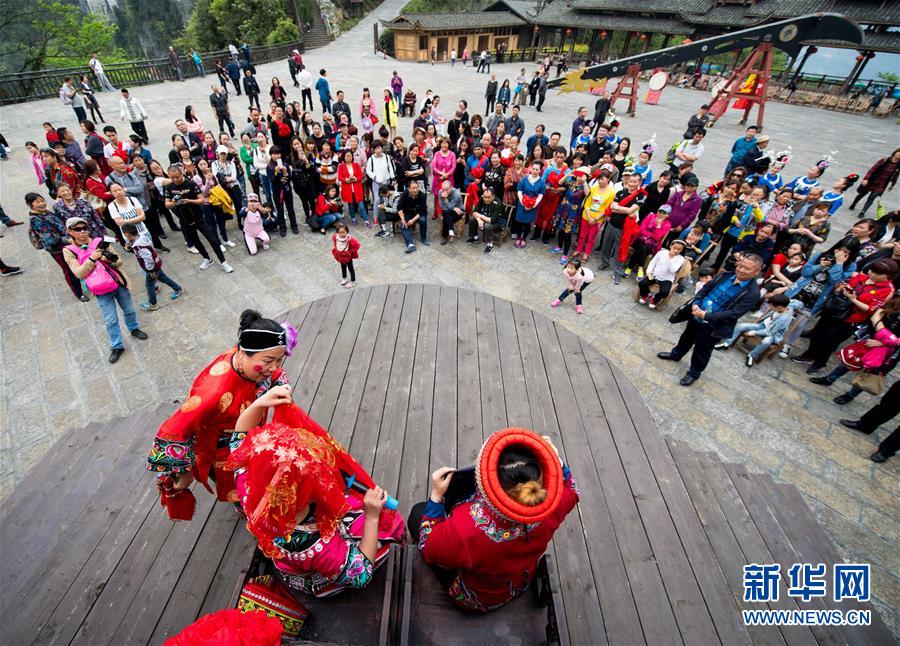 （在習(xí)近平新時(shí)代中國特色社會主義思想指引下——新時(shí)代新作為新篇章·鄉(xiāng)村振興戰(zhàn)略·圖文互動）（3）掙脫“富饒的貧困”——一個(gè)西部貧困區(qū)縣綠色發(fā)展之變 