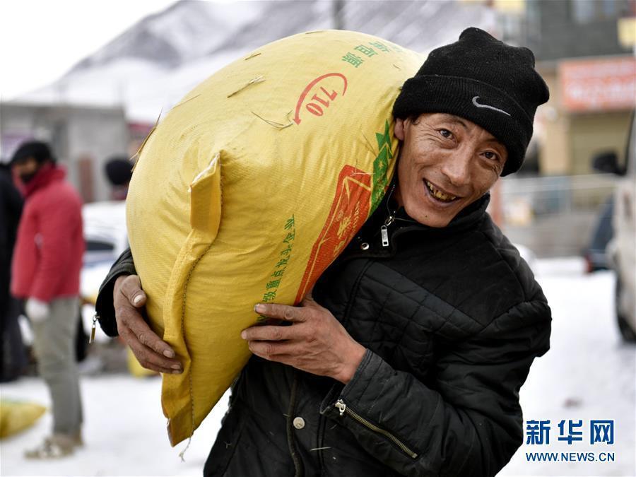 （新華全媒頭條·圖文互動）（4）風雪中傳遞溫暖的力量——記青海干部群眾抗擊玉樹雪災