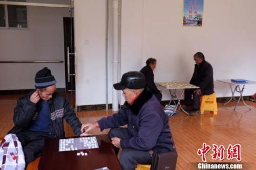 資料圖：老人們在下棋。徐學練 攝。