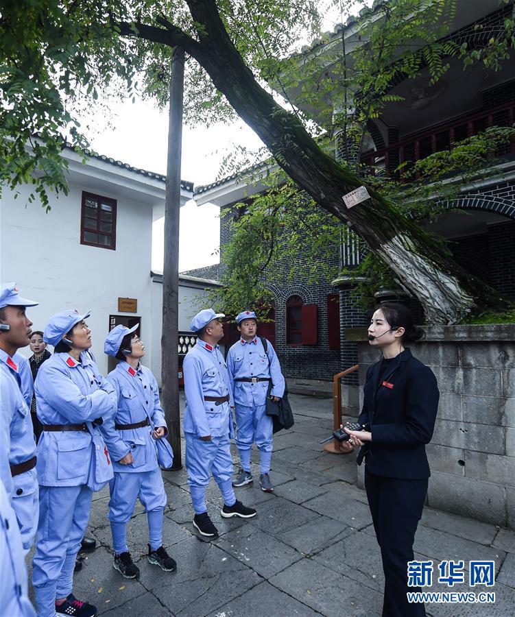 （新華全媒頭條·壯麗70年·奮斗新時(shí)代——記者再走長(zhǎng)征路·圖文互動(dòng)）（4）偉大轉(zhuǎn)折是怎樣發(fā)生的——重回遵義會(huì)議現(xiàn)場(chǎng)