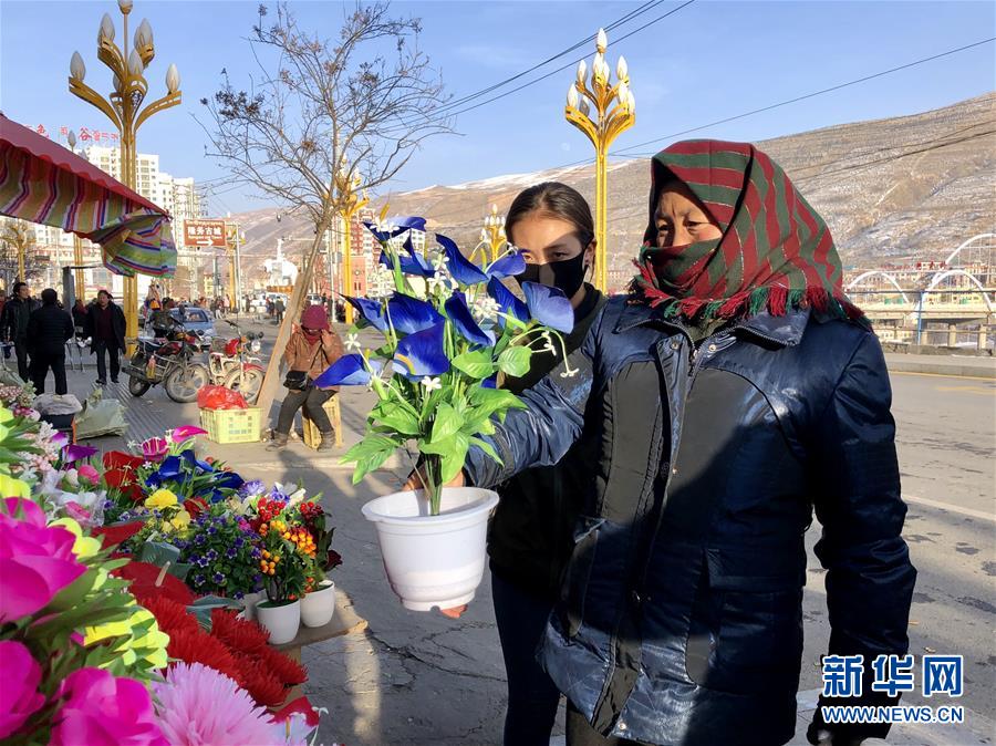 （新春走基層·圖文互動）（2）“只要備好年貨，新的一年就可以風(fēng)調(diào)雨順”——臘月藏區(qū)年貨市場見聞