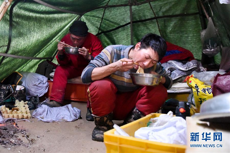 （新春走基層·圖文互動）（6）大漠中，一頂帳篷守歲五年