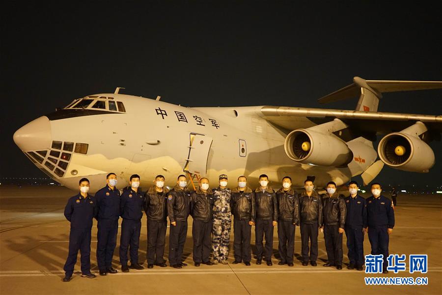 （新型肺炎疫情防控·圖文互動）（2）除夕夜，他們這樣出征——空軍軍醫(yī)大學醫(yī)療隊出征武漢疫區(qū)見聞