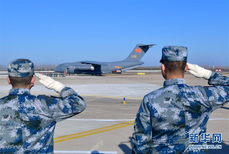 （聚焦疫情防控·圖文互動(dòng)）（12）空軍第四次向武漢大規(guī)?？者\(yùn)醫(yī)療隊(duì)員和物資