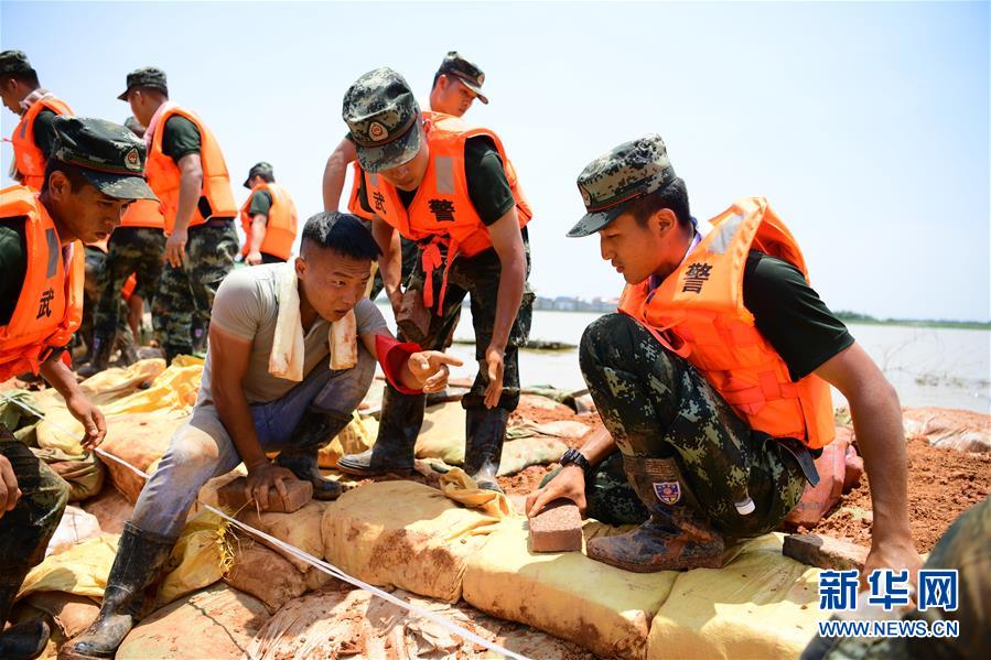 （防汛抗洪·圖文互動(dòng)）（2）洪水不退，子弟兵誓死不退——解放軍和武警部隊(duì)官兵參與洪澇災(zāi)害搶險(xiǎn)救援記事