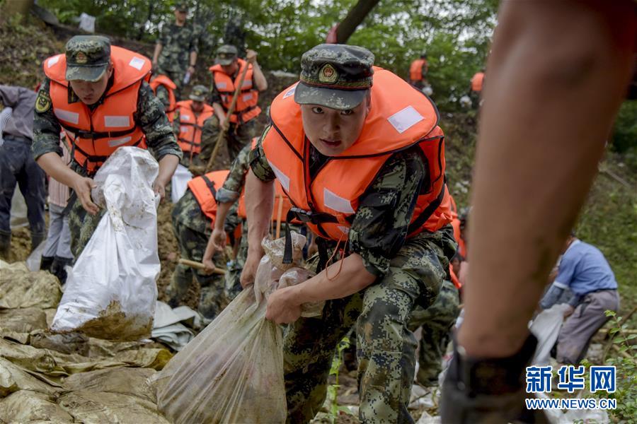 （防汛抗洪·圖文互動(dòng)）（6）洪水不退，子弟兵誓死不退——解放軍和武警部隊(duì)官兵參與洪澇災(zāi)害搶險(xiǎn)救援記事