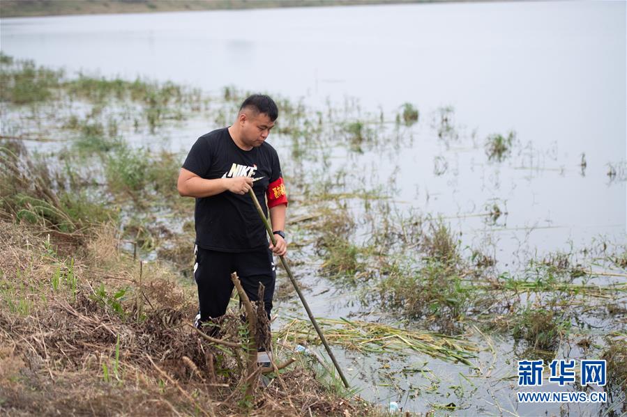 （防汛抗洪·圖文互動）（2）在大堤上成長，為人民守護——洪水中的青年“生力軍”