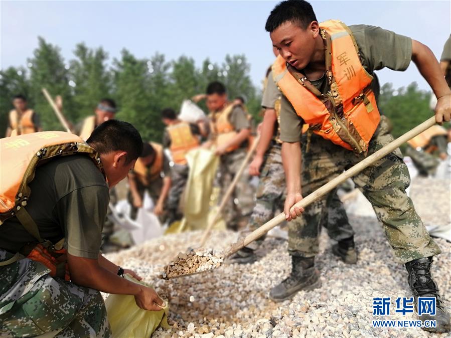 （圖文互動）（4）五十勇士戰(zhàn)江洲——陸軍第71集團(tuán)軍某旅工兵連黨員突擊隊(duì)九江搶險(xiǎn)記事