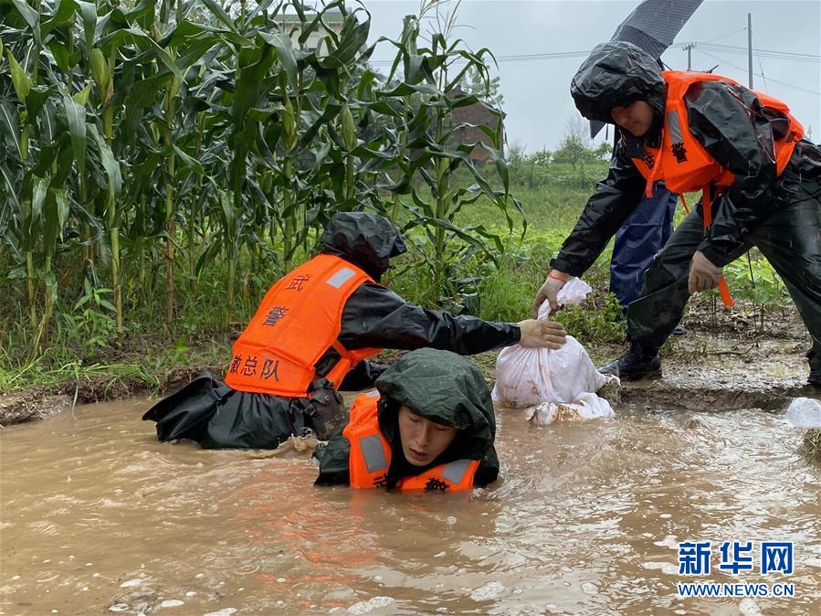 （新華全媒頭條·圖文互動）（4）青春出列——暴雨洪峰中的熱血成人禮